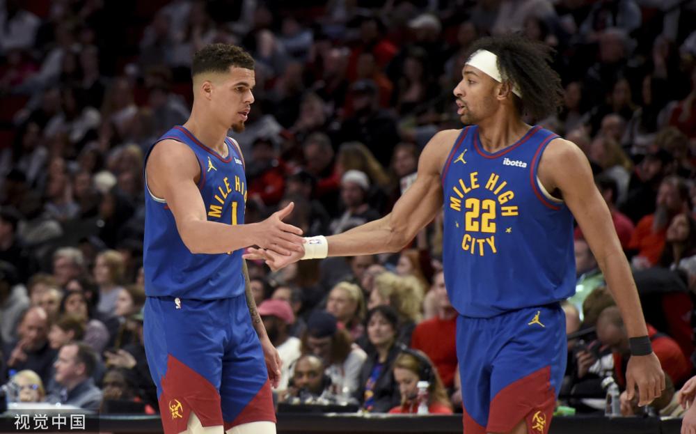 的指挥下 的指挥下